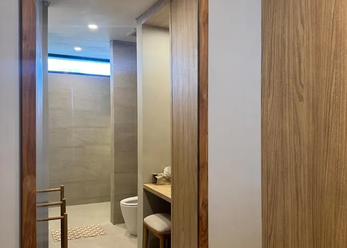 Family Haven 6br Luxe In Berawa, Ferienhaus Canggu